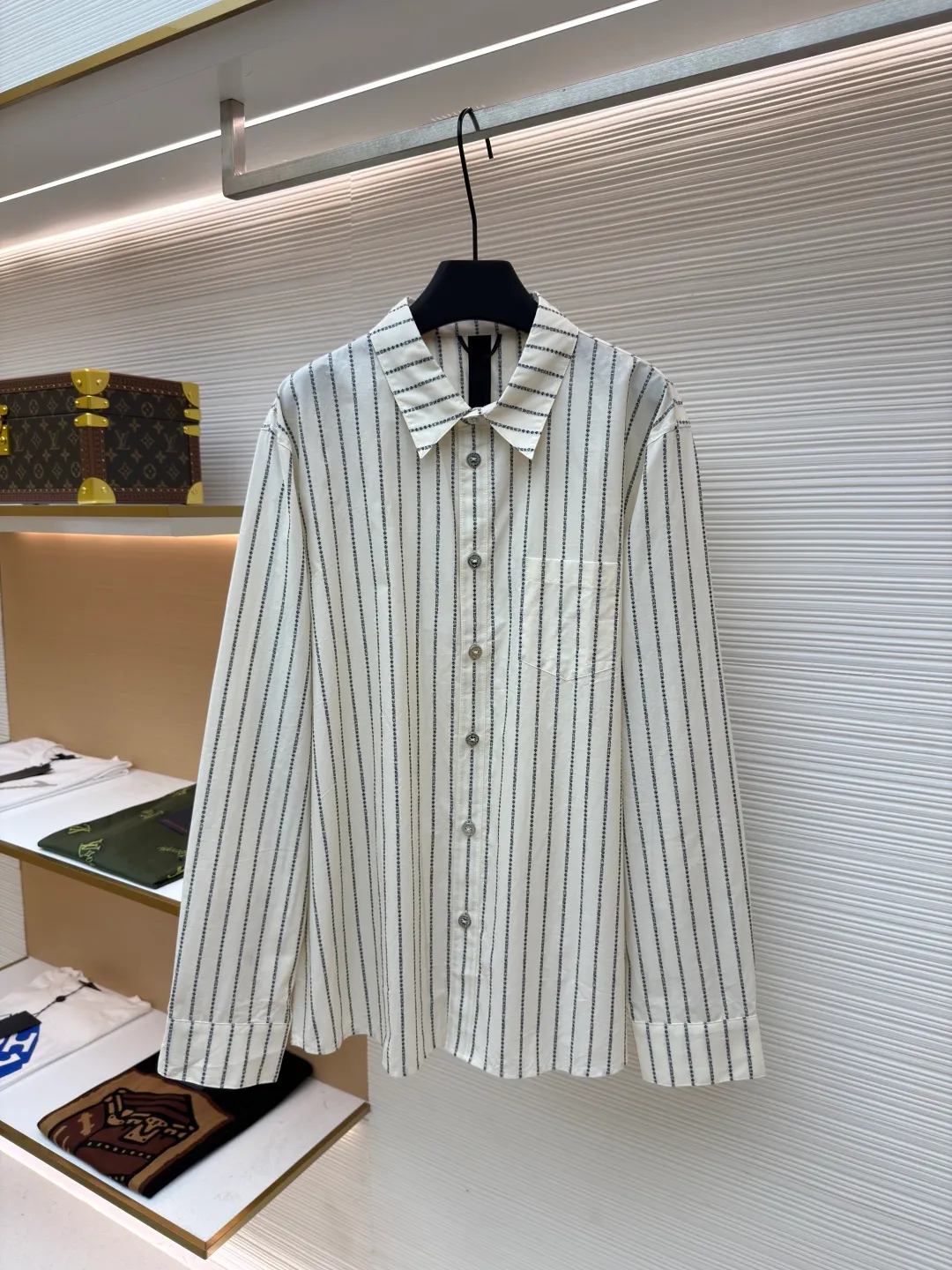 Chrome Hearts Sanskrit all-over yarn-dyed shirt ●Item number: 1680866-B60 ●Fabric: shirt fabric ●Technology: printing production ●Version: loose fit ●Weight: about 265 grams ●Size: S-M-L ●Description: The custom-dyed knitting yarn is made of 100-count double-ply yarn. (Minimum quantity of 1000 meters) is made on a large-scale yarn-dyed jacquard machine. It is paired with professional shirt ironing and sleeve ironing. Customized mold opening 14mm glazed black and silver buttons. Customized black and white printed small label. Customized 2.2×12cm black label. 0.3cm leather hanging ears. Customized accessories. The workmanship details are very good. The overall wiring is straight and delicate, the fabric is comfortable and soft, and the color is consistent without color difference. It can be matched with the same style to create a fashionable look and control various occasions. Customized accessories, complete with three standards, same style for men and women!